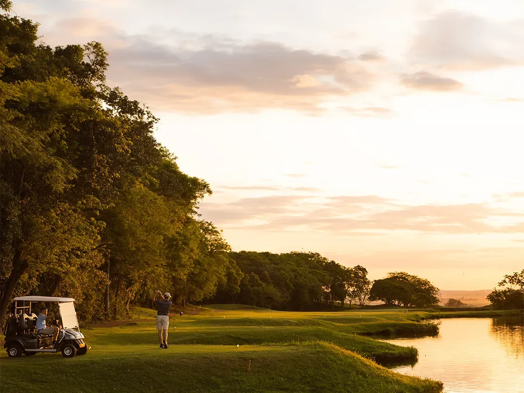 Campo de golfe do Maringá Golf Club ao entardecer