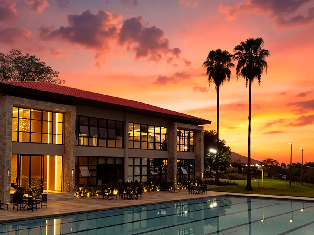 Complexo Wellness com piscina ao entardecer