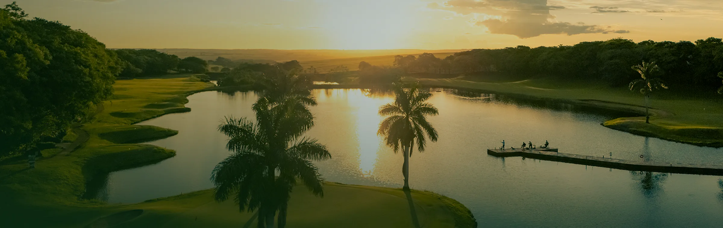 Vista aérea do lago e do campo do Maringá Golf Club ao entardecer